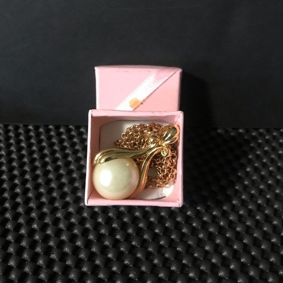 Guess Wallet/Pearl like Necklace - Picture 5 of 8